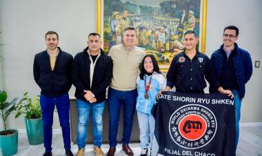 EL GOBERNADOR ZDERO RECIBIÓ A MELANI ALEGRE, LA CHAQUEÑA RECIENTEMENTE CONSAGRADA COMO CAMPEONA MUNDIAL DE KARATE 