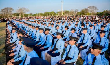 VUELTA DE PÁGINA Y PUESTA EN VALOR DE LA TAREA POLICIAL: EL GOBERNADOR ZDERO TOMÓ JURAMENTO A LOS NUEVOS EGRESADOS DE LA ESCUELA DE POLICÍA DEL CHACO