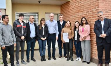 EL GOBERNADOR ZDERO ENTREGÓ VIVIENDAS EN LA CHACRA 214