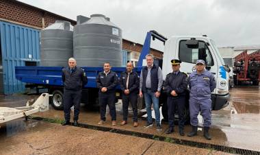 LA POLICIA DEL CHACO RECIBIÓ TRES TANQUES DE AGUA DE 5.000 LITROS 