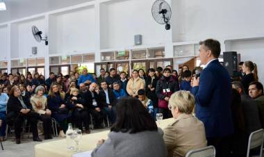 CHARATA: EL GOBERNADOR ZDERO ACOMPAÑÓ HOY LA MUESTRA DE ESCUELAS AGROPECUARIAS Y ENTREGÓ MATERIALES PARA PRODUCCIÓN APÍCOLA
