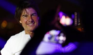 LA “MISIÓN” DE TOM CRUISE: SALTÓ DEL ESTADIO EN LA FIESTA DE CLAUSURA DE LOS JJOO