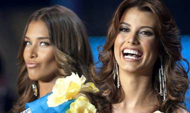 STEFANIA FERNÁNDEZ, EX MISS UNIVERSO, SE BAUTIZA Y PROCLAMA SU FE EN JESÚS