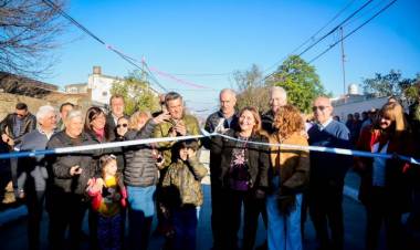EL GOBERNADOR ZDERO INAUGURÓ NUEVAS CUADRAS DE PAVIMENTO EN El BARRIO SAN MIGUEL DE RESISTENCIA