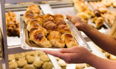 EL GOBIERNO GASTA $16 MILLONES EN MEDIALUNAS Y PANES PARA LOS DESAYUNOS DE CASA ROSADA Y OLIVOS
