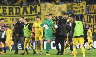 FÚTBOL URUGUAYO: LA PROVOCACIÓN DE UN ARQUERO TERMINÓ EN UNA PELEA