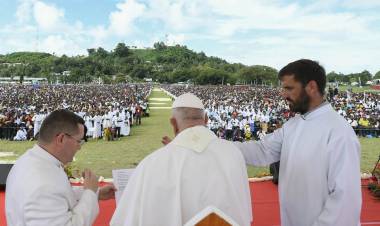 EL PAPA SE REUNIÓ CON MISIONEROS ARGENTINOS EN LA SELVA DE PAPÚA NUEVA GUINEA