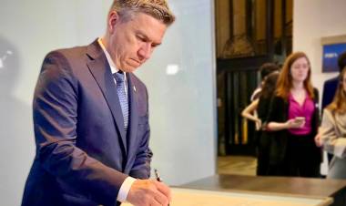 BS. AS: EL GOBERNADOR ZDERO FIRMÓ EL ACUERDO POR LA EDUCACIÓN La ONG