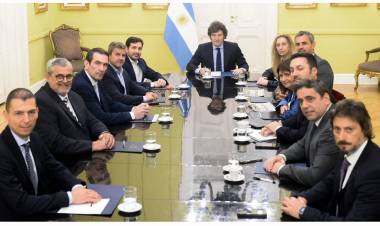 RADICALES CON PELUCA, FOTO EN LA ROSADA Y CANCHA INCLINADA EN FAVOR DEL VETO