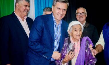 ISLA DEL CERRITO: EL GOBERNADOR ZDERO ACOMPAÑÓ EL 148° ANIVERSARIO