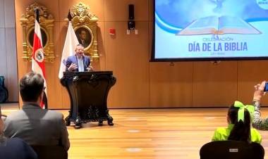POR UN DÍA, LA BIBLIA OCUPÓ EL CENTRO DEL CONGRESO DE COSTA RICA