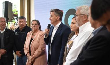 EL GOBERNADOR ZDERO INAUGURÓ EL NUEVO SISTEMA DE SEGURIDAD DEL PUERTO DE BARRANQUERAS