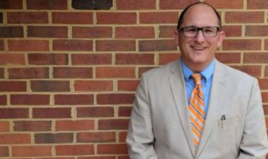 EEUU | DISTRITO ESCOLAR INDEMNIZÓ A MAESTRO CRISTIANO QUE FUE DESPEDIDO POR NO USAR PRONOMBRES TRANS