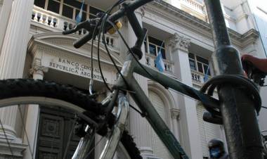 ¿POR QUÉ BAJAN EL DÓLAR Y EL RIESGO PAÍS?