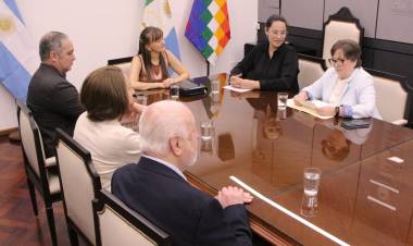 LA VICEGOBERNADORA SCHNEIDER RECIBIÓ A LA FUNDACIÓN “NAVARRO VIOLA” QUE ENTREGÓ INVESTIGACIÓN SOBRE ADULTOS MAYORES  