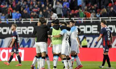 RACING SUPERÓ A SAN LORENZO EN EL ÚLTIMO MINUTO Y DA PELEA