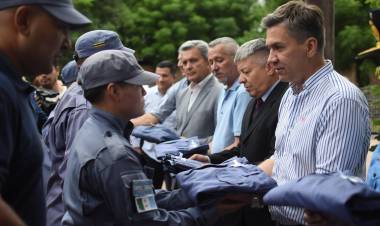 CONCEPCIÓN DEL BERMEJO: EL GOBERNADOR ZDERO ENTREGÓ PATRULLERO Y UNIFORMES PARA EL PERSONAL DE LA COMISARÍA