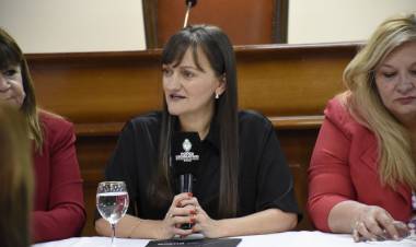 LA VICEGOBERNADORA SCHNEIDER ACOMPAÑÓ EL RECONOCIMIENTO A MUJERES, EN VÍSPERAS AL 41° ANIVERSARIO DEL RETORNO DE LA DEMOCRACIA