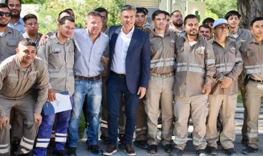 IMPULSO AL SECTOR ELÉCTRICO: EL GOBERNADOR ZDERO ENTREGÓ CAMIONETAS PARA REFORZAR LAS TAREAS OPERATIVAS DE SECHEEP