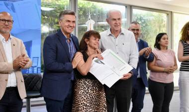 EL GOBERNADOR ZDERO ENTREGÓ TÍTULOS DE PROPIEDAD A VECINOS DE RESISTENCIA