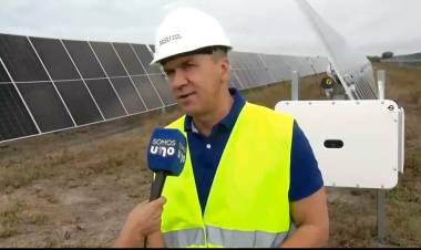 VILLA ÁNGELA: EL GOBERNADOR ZDERO SUPERVISÓ LA OBRA DE UN NUEVO COMPLEJO SOLAR EN LA PROVINCIA