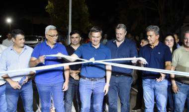 NAPENAY: EL GOBERNADOR ZDERO INAUGURÓ CUADRAS DE PAVIMENTO URBANO Y ALUMBRADO PÚBLICO PARA LA COMUNIDAD
