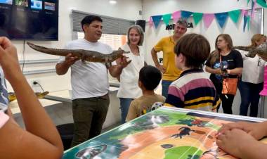 APRENDER EN VERANO: EXITOSA EXPOSICIÓN DEL MONTE CHAQUEÑO EN EL AULA TALLER MÓVIL INSTALADO EN LA PLAZA CENTRAL