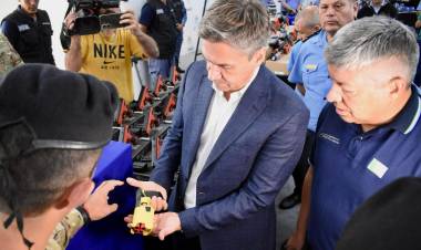 EL GOBERNADOR ZDERO ENTREGÓ EQUIPAMIENTO, PRESENTÓ LA UNIDAD CICLISTA DE ACCIÓN RÁPIDA Y LAS ARMAS NO LETALES