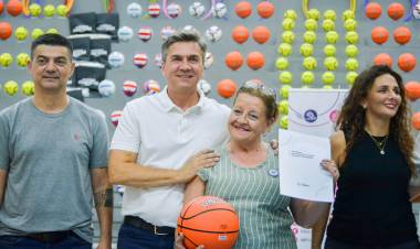 EL GOBERNADOR ZDERO ENTREGÓ ELEMENTOS DEPORTIVOS A ESCUELAS DE LA REGIONAL 10: ”EL DEPORTE CUMPLE UN ROL FUNDAMENTAL EN LA FORMACIÓN DE LAS PERSONAS"- AFIRMÓ.