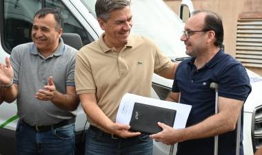 EL GOBERNADOR ZDERO ENTREGÓ NUEVAS AMBULANCIAS PARA LAS LOCALIDADES DE TACO POZO Y LOS FRENTONES