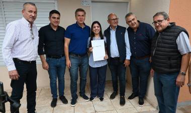 CONCEPCIÓN DEL BERMEJO: EL GOBERNADOR ZDERO ENTREGÓ NUEVAS VIVIENDAS A LOS VECINOS