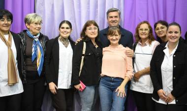 HISTÓRICO: EL GOBERNADOR ZDERO ENTREGÓ 400 ANTENAS SATELITALES PARA BENEFICIAR A ESCUELAS CHAQUEÑAS