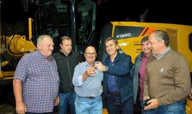 IMPULSO PARA EL SECTOR RURAL: EL GOBERNADOR ZDERO ENTREGÓ MAQUINARIA AL CONSORCIO N°10 DE MESÓN DE FIERRO