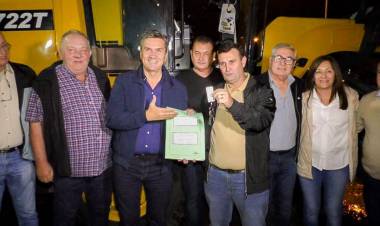 HERMOSO CAMPO: EL GOBERNADOR ZDERO ENTREGÓ UNA MOTONIVELADORA DE ALTA POTENCIA AL CONSORCIO CAMINERO Nº42