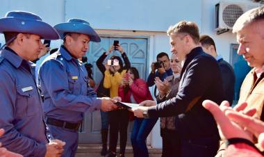 PLAN INTEGRAL DE SEGURIDAD: EL GOBERNADOR ZDERO ENTREGÓ UN NUEVO VEHÍCULO PARA EL DESTACAMENTO RURAL “LA CHIQUITA” DE SÁENZ PEÑA