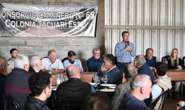 ESTE SÁBADO: SE ENTREGÓ UNA NUEVA MAQUINARIA PARA EL CONSORCIO CAMINERO N°65 "TACUARÍ ESTE" DE PUERTO VILELAS