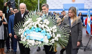 LA LLOVIZNA NO DETUVO EL HOMENAJE A BELGRANO, PERO LA PROMESA SE REPROGRAMÓ POR REGUARDO DE LOS ALUMNOS