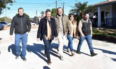 PUERTO TIROL: EL GOBERNADOR ZDERO SUPERVISÓ LAS OBRAS DE PAVIMENTO EN EL BARRIO 17 DE OCTUBRE 