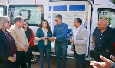 PLAN PROVINCIAL DE FORTALECIMIENTO SANITARIO: EL GOBERNADOR ZDERO ENTREGÓ AMBULANCIA DE ALTA TECNOLOGÍA EN PRESIDENCIA ROCA