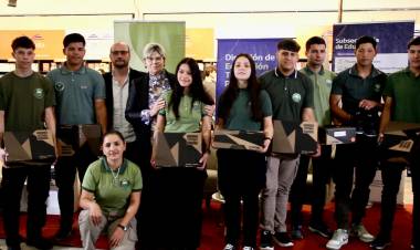 EDUCACIÓN ENTREGÓ CALZADOS DE SEGURIDAD A ESTUDIANTES DE ESCUELAS TÉCNICAS PARA LAS PRÁCTICAS PROFESIONALIZANTES