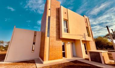 MÁS FAMILIAS CHAQUEÑAS CUMPLEN EL SUEÑO DE LA CASA PROPIA: EL GOBERNADOR ZDERO ENTREGÓ VIVIENDAS EN EL BARRIO SANTA RITA DE SÁENZ PEÑA