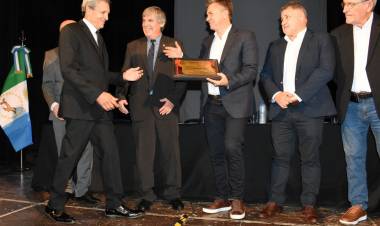 MODERNIZACIÓN CATASTRAL: EL GOBERNADOR ZDERO ENCABEZÓ CAPACITACIÓN Y HOMENAJE AL AGRIMENSOR CARLOS DIEZ