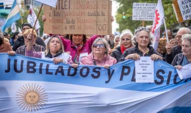 LOS JUBILADOS REALIZARON LA PRIMERA MARCHA DEL AÑO FRENTE AL CONGRESO