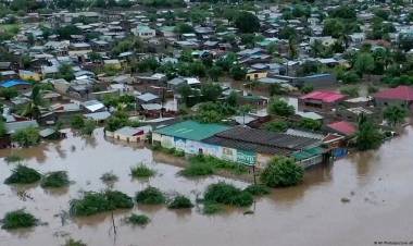 ¡FE INQUEBRANTABLE! CRISTIANOS EN MOZAMBIQUE ADORAN A DIOS DENTRO DE SU IGLESIA TOTALMENTE INUNDADA