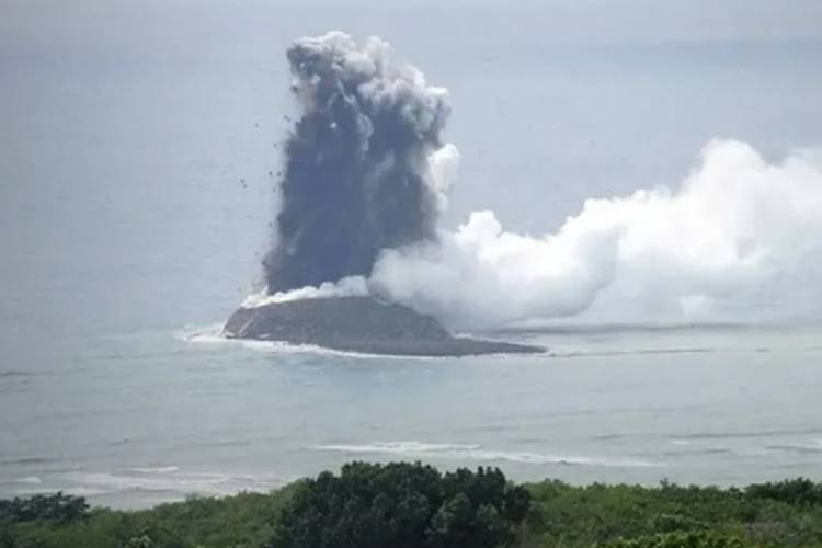 JAPÓN: REGISTRAN EL MOMENTO EN EL QUE NACE UNA ISLA