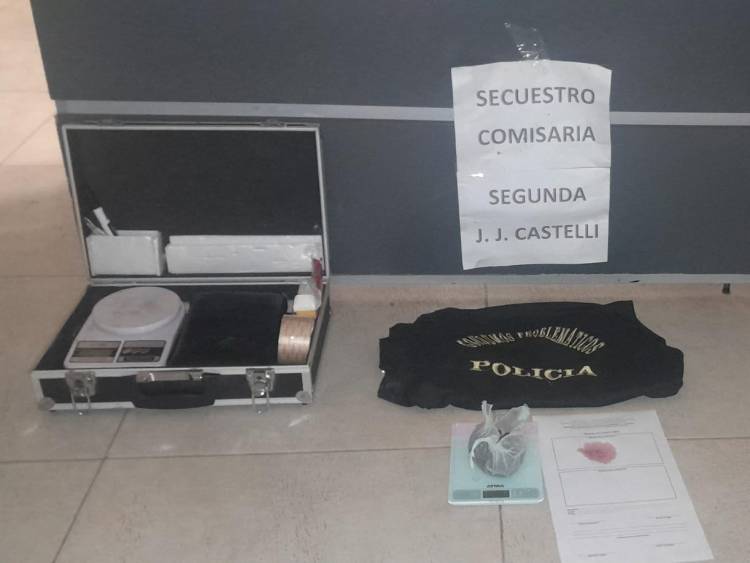 INTENTÓ PASAR DROGA A UN DETENIDO Y FUE APREHENDIDA