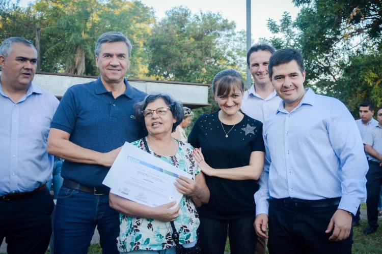 EL GOBERNADOR LEANDRO ZDERO ENTREGÓ 28 CERTIFICADOS RUBH A FAMILIAS DE FONTANA 