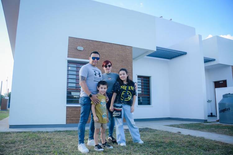 EL GOBERNADOR ZDERO ENTREGÓ VIVIENDAS A VECINOS DEL BARRIO CARPINCHO MACHO, EN RESISTENCIA