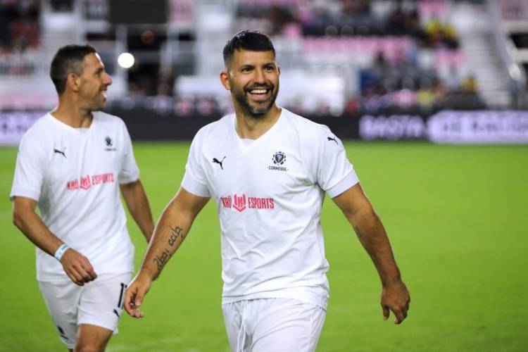 AGÜERO EN TWITCH: "ES MENTIRA, NO VOY A ENTRENAR CON INDEPENDIENTE"