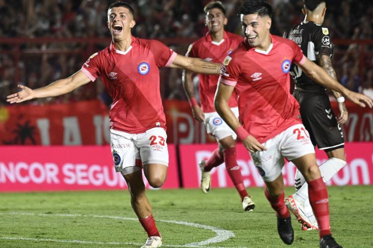COPA DE LA LIGA: ARGENTINOS FUE SUPERIOR A PLATENSE Y TREPÓ A LA CIMA